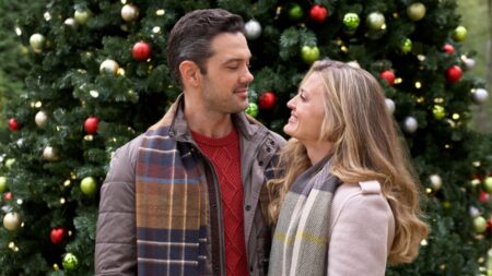 Brooke D'Orsay e Ryan Paevey em Um Conto de Natal (Reprodução)