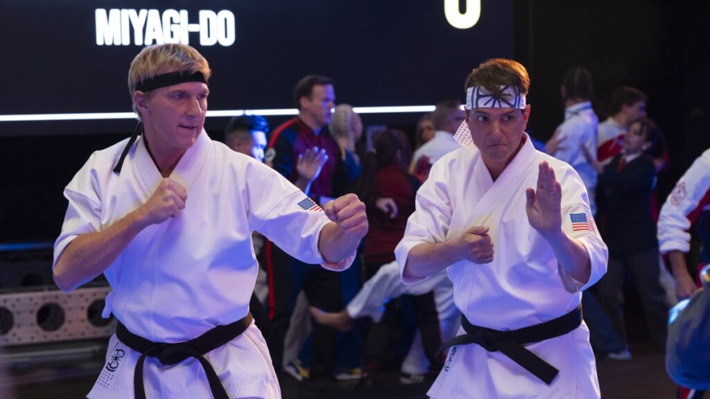 William Zabka e Ralph Macchio em Cobra Kai (Reprodução / Netflix)