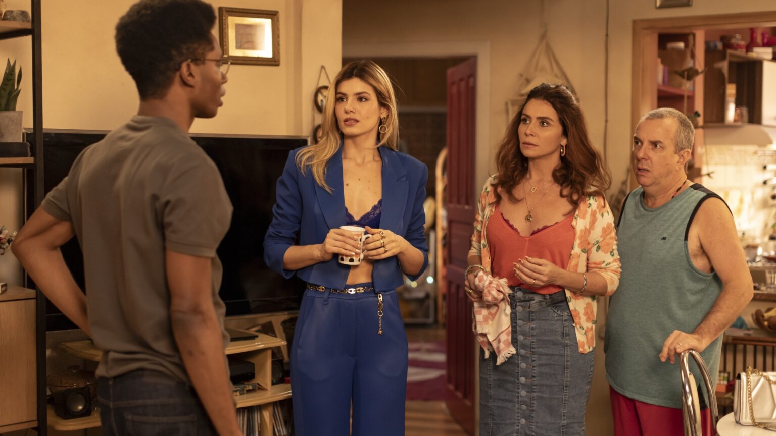 Por que Beleza Fatal tem apenas 40 episódios? Alec (Breno Ferreira), Sofia (Camila Queiroz), Elvira (Giovana Antonelli), Lino (Augusto Madeira) em Beleza Fatal (Divulgação / Max)