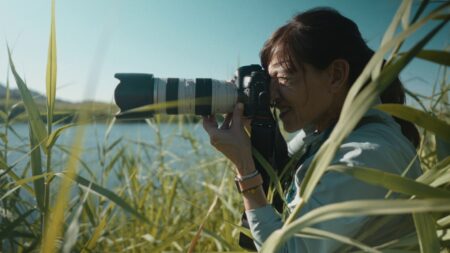 Documentário mostra histórias de fotojornalistas para registar imagens impactantes Adriana Zehbrauskas em Câmera Entre Balas (Reprodução / Max)