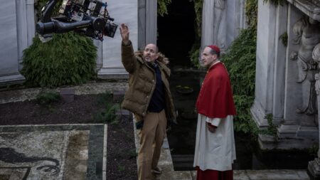Edward Berger e Ralph Fiennes no set de Conclave (Divulgação / Diamond Films)