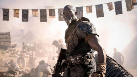 Djimon Hounsou como Titus em Rebel Moon - Parte 2: A Marcadora de Cicatrizes (Reprodução / Netflix)