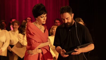 Angelina Jolie e Pablo Larraín no set de Maria Callas (Divulgação / Diamond Films)