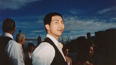 Filme sobre o líder do BTS estreia esta semana nos cinemas RM, líder do BTS, em RM: Right People, Wrong Place (Reprodução / Sato Company)