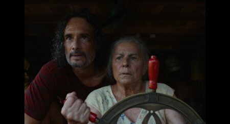 Vencedor do Urso de Prata no Festival de Berlim, O Último Azul ganha cartaz oficial Rodrigo Santoro como Cadu e Denise Weinberg como Tereza em O Último Azul (Divulgação/Guillermo Garza)
