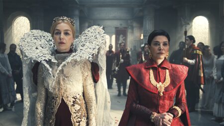 Olivia Williams como Rainha Morgase Trakand e Shohreh Aghdashloo como Elaida em A Roda do Tempo (Divulgação / Prime Video)