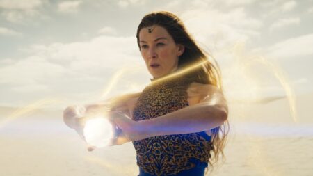 Prime Video revela imagens da 3ª temporada de A Roda do Tempo Rosamund Pike como Moiraine Damodred em A Roda do Tempo (Divulgação / Prime Video)