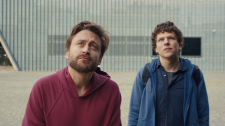 Jesse Eisenberg como David e Kieran Culkin como Benji em A Verdadeira Dor (Reprodução / Searchlight Pictures)