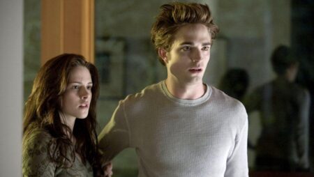 Robert Pattinson acha loucura que Crepúsculo ainda receba ódio Kristen Stewart como Bella e Robert Pattinson como Edward em Crepúsculo (Reprodução)