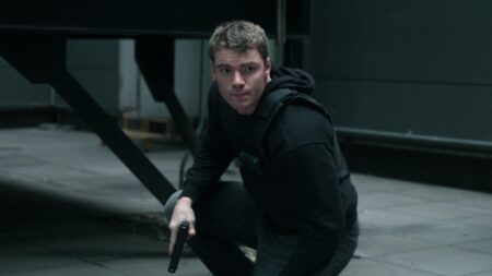 Gabriel Basso como Peter Sutherland em O Agente Noturno (Reprodução / Netflix)