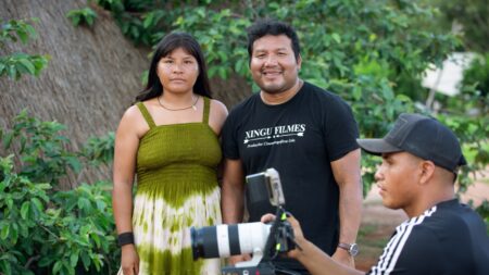 Com equipe 70% indígena, série documental Gente do Xingu inicia filmagens Naia Waurá, Takumã Kuikuro e Kalutata Kuikuro (Divulgação / Jair Cineasta Kuikuro)