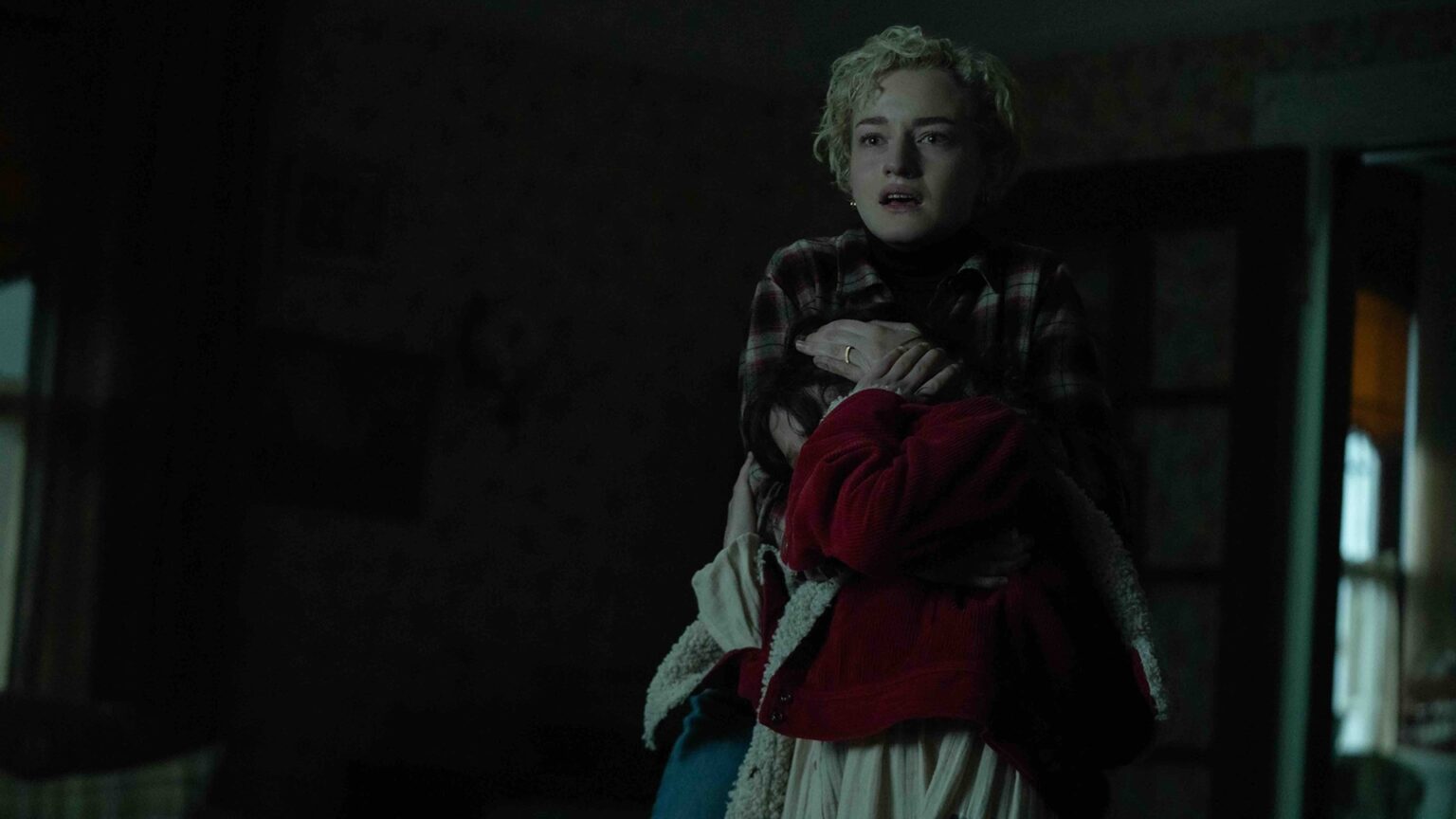 Crítica: Com trama previsível, Lobisomem consegue manter tensão em cada cena Julia Garner como Charlotte e Matilda Firth como Ginger em Lobisomem (Reprodução)