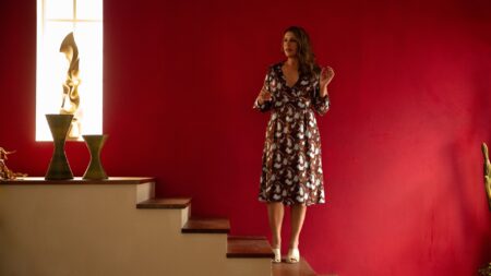 Karla Sofía Gascón, de Emilia Pérez, deleta conta no X após revelação de publicações polêmicas Karla Sofía Gascón como Emilia Pérez em Emilia Pérez (Reprodução / Paris Filmes)