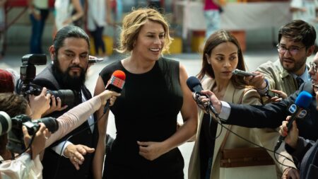 Karla Sofía Gascón participará do Oscar após polêmicas Karla Sofía Gascón como Emilia Pérez em Emilia Pérez (Reprodução / Paris Filmes)