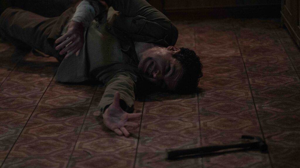 Releitura de clássico do terror ganha elogio dos críticos Christopher Abbott como Blake em Lobisomem (Reprodução / Universal Pictures)