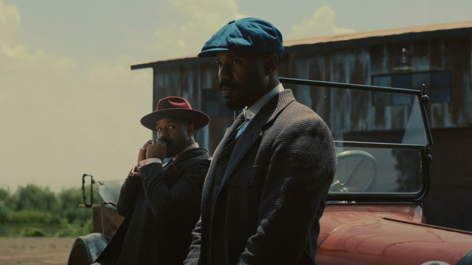 Christopher Nolan aconselhou Ryan Coogler em novo filme Michael B. Jordan como os gêmeos Elijah e Elias em Pecadores (Reprodução / Warner Bros.)