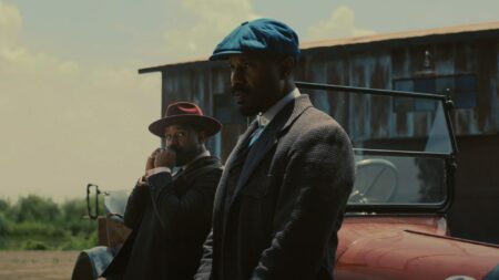 Christopher Nolan aconselhou Ryan Coogler em novo filme Michael B. Jordan como os gêmeos Elijah e Elias em Pecadores (Reprodução / Warner Bros.)