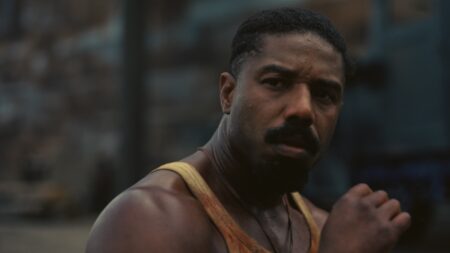 Michael B. Jordan em Pecadores (Reprodução / Warner Bros.)