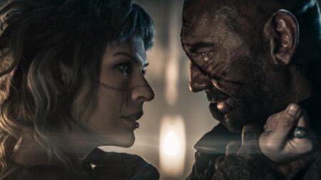 Milla Jovovich como Gray Alys e Dave Bautista como Boyce em Nas Terras Perdidas (Reprodução / Diamond Films)