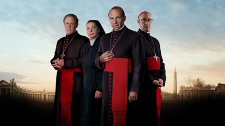 Crítica: Conclave traz a narrativa e a construção de um ótimo filme de drama Ralph Fiennes, Isabella Rossellini, John Lithgow e Stanley Tucci em Conclave