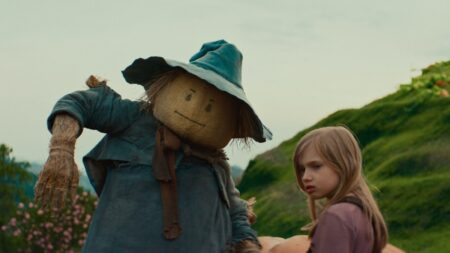 Elli (Ekaterina Chervova) e o Espantalho em O Maravilhoso Mágico de Oz (Reprodução / Imagem Filmes)