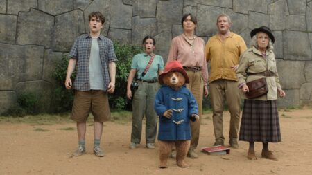 Paddington e a família Brown em Paddington: Uma Aventura na Floresta (Reprodução / Sony)
