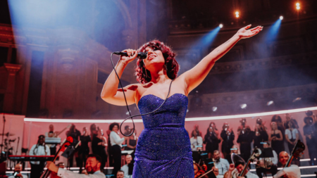 Rede de cinemas exibe show de RAYE, cantora britânica indicada ao Grammy 2025 Rede de cinemas exibe show de RAYE, cantora britânica indicada ao Grammy 2025