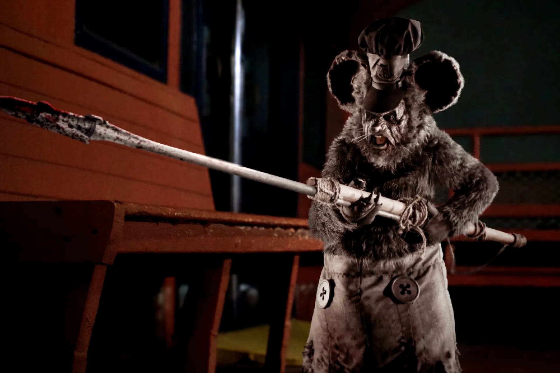 Filme de terror baseado em animação do Mickey Mouse ganha primeira imagem 1 David Howard Thornton como rato assassino em Screamboat (Divulgação / Sleight of Hands Prods)