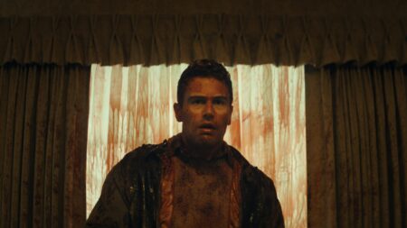 Theo James em O Macaco (Reprodução)