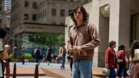 Tom Holland em Entre Estranhos (Reprodução / Apple TV+)