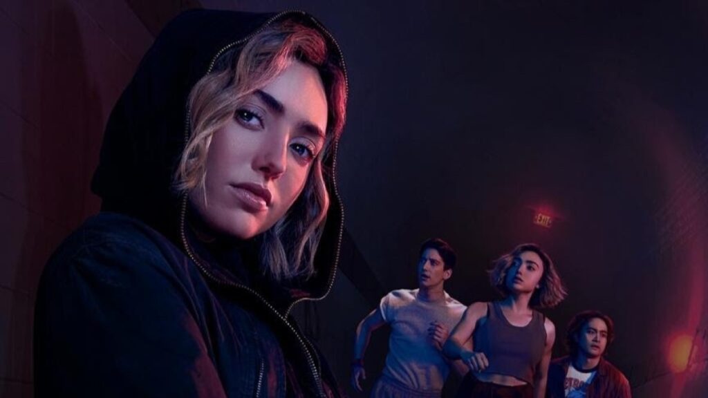 Peyton List como Maddie Nears no cartaz de Espíritos na Escola (Divulgação / Paramount+)