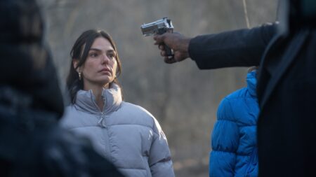 Isis Valverde como Bridgette em Código Alarum (Divulgação / Imagem Filmes)