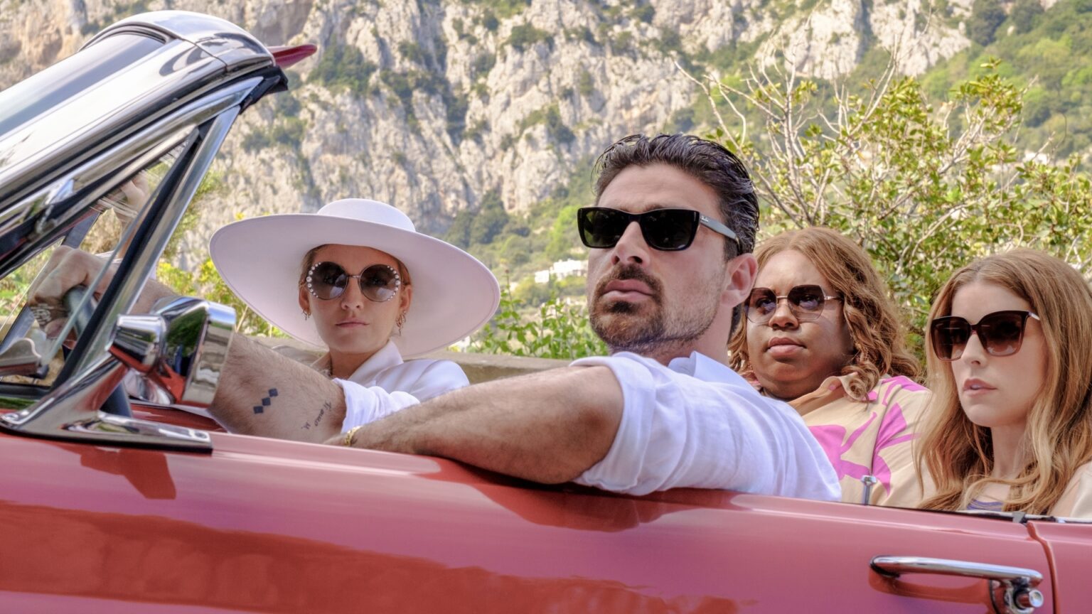 Descubra as estreias de Maio no Prime Video Blake Lively, Michele Morrone, Alex Newell, Anna Kendrick em Outro Pequeno Favor (Divulgação / Prime Video)