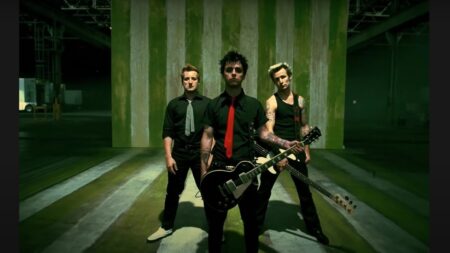 Green Day no clipe American Idiot (Reprodução / YouTube)