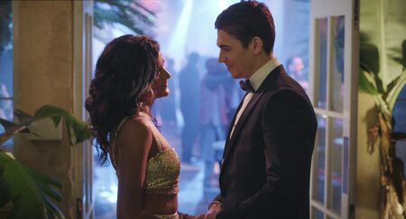 Simone Ashley e Hero Fiennes Tiffin em Queimando o Filme (Divulgação / Prime Video)