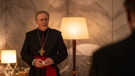 John Lithgow como Tremblay em Conclave (Reprodução)