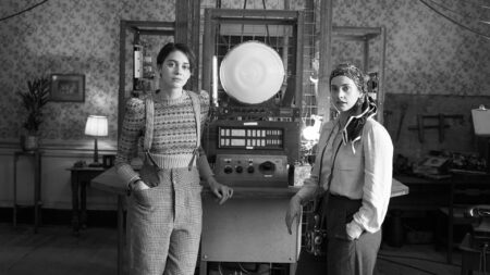 Máquina do Tempo: Ficção cientifica com estética vintage ganha data de estreia Stefanie Martini e Emma Appleton em Máquina do Tempo (Divulgação / Pandora Filmes)