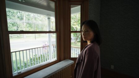 Diretor revela de onde surgiu a inspiração para o filme Presença Lucy Liu como Rebekah em Presença (Reprodução / Diamond Films)