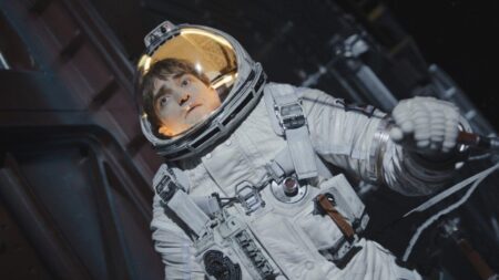 Diretor de Mickey 17 revela a grande diferença entre filme e livro Robert Pattinson como Mickey em Mickey 17 (Reprodução / Warner Bros.)