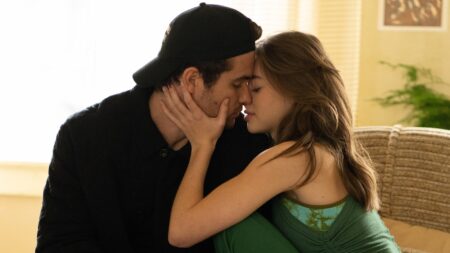 Conheça o elenco de Na Sua Pele – A Série Marked Men Chase Stokes como Rule e Sydney Taylor como Shaw em Na Sua Pele (Divulgação / Diamond Films)
