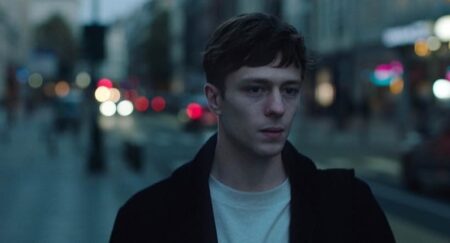 Ruaridh Mollica como Max Williamson em Sebastian (Reprodução)