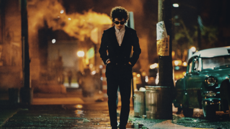 Timothée Chalamet como Bob Dylan em Um Completo Desconhecido (Reprodução / Searchlight Pictures)