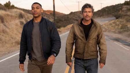 Aaron Pierre como John Stewart, Kyle Chandler como Hal Jordan em Lanternas (Divulgação / HBO)