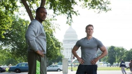 Anthony Mackie quer trabalhar com Chris Evans novamente Anthony Mackie como Sam Wilson e Chris Evans como Steve Rogers em Capitão América: O Soldado Invernal (Reprodução / Marvel)