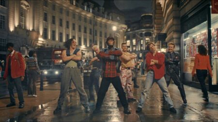 Diretor revela as inspirações artísticas para Better Man – A História de Robbie Williams Cena de Better Man - A História de Robbie Williams (Divulgação / Diamond Films)