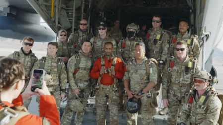 Anthony Mackie nos bastidores de Capitão América: Admirável Mundo Novo (Reprodução / Marvel Studios)
