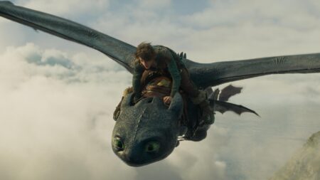 Mason Thames como Soluço em Como Treinar o Seu Dragão (Reprodução / Universal Pictures)