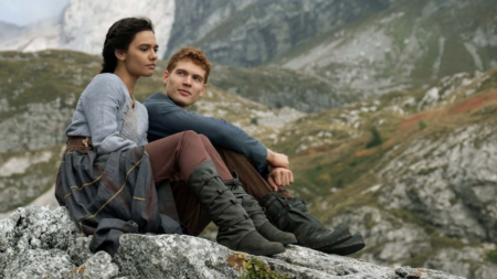 Confira o que chega no Prime Video em março Madeleine Madden como Egwene e Josha Stradowski como Rand em A Roda do Tempo (Reprodução / Prime Video)