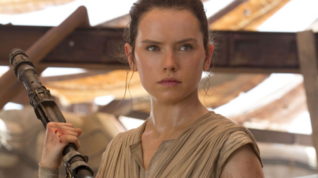 Daisy Ridley como Rey na franquia Star Wars (Reprodução / Disney)