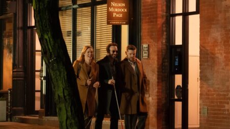 Charlie Cox com Matt Murdock, Deborah Ann Woll como Karen Page e Elden Henson como Foggy Nelson em Demolidor: Renascido (Divulgação / Marvel)
